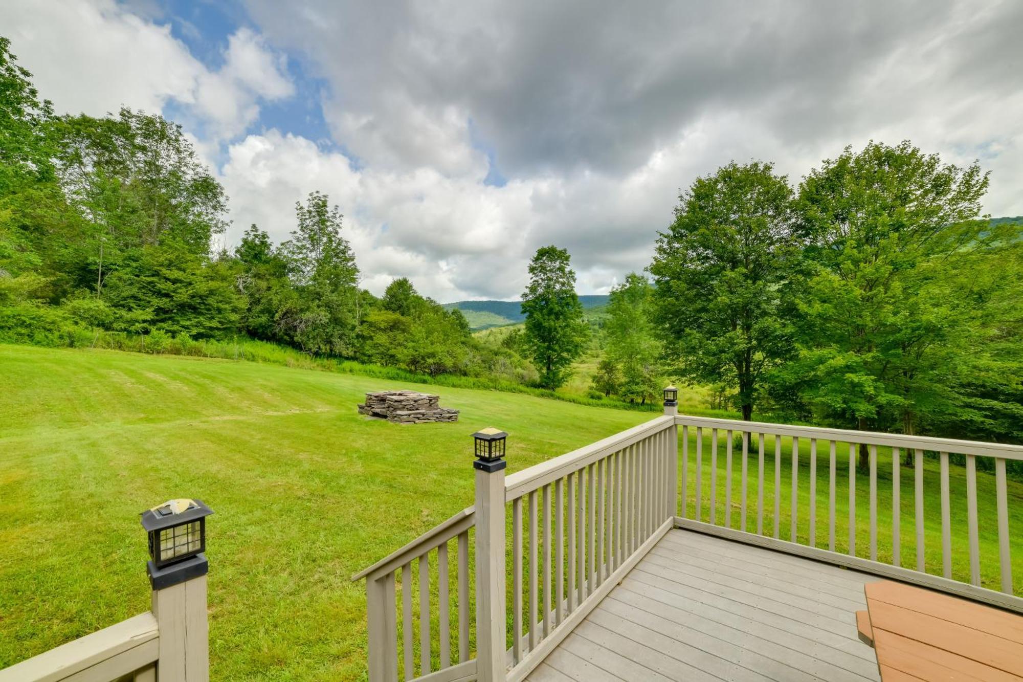 Quiet Catskills Getaway With Deck And Mtn Views New Kingston Eksteriør billede